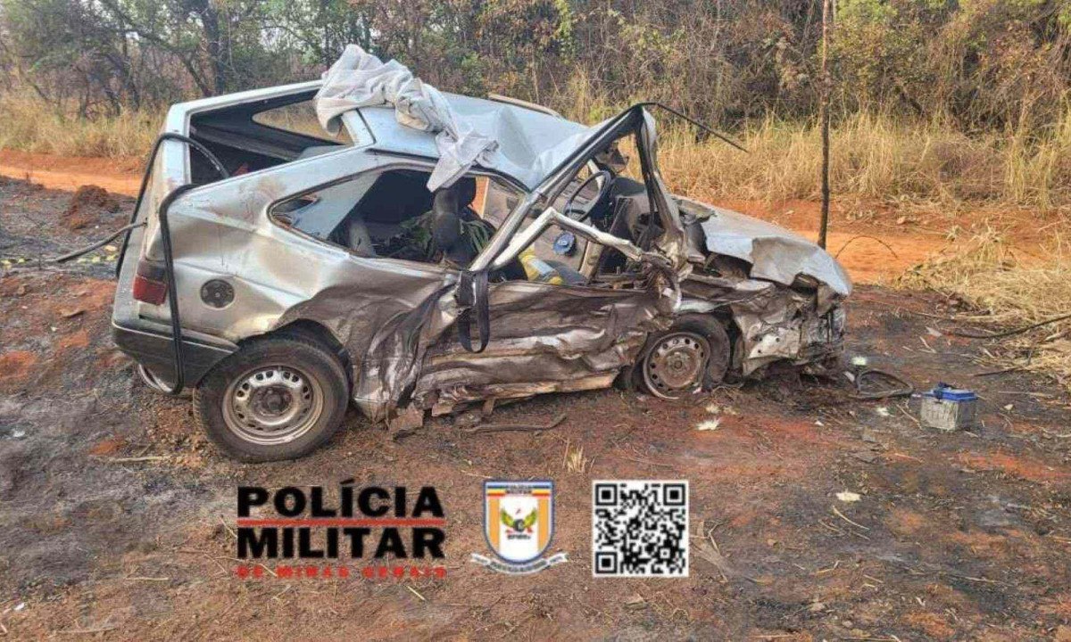 Três morreram e três ficaram feridos em acidente com dois carros em Abaeté -  (crédito: PMRv/Divulgação)