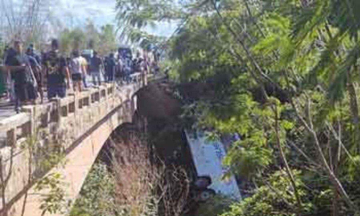 tragédia -  acidente mais grave no trecho mineiro da BR-116 ocorreu em Campanário, em janeiro. Ônibus despencou de ponte  após colidir com veículo de passeio: 8 mortos e 43 feridos -  (crédito: Redes Sociais/Reprodução – 12/01/2024)