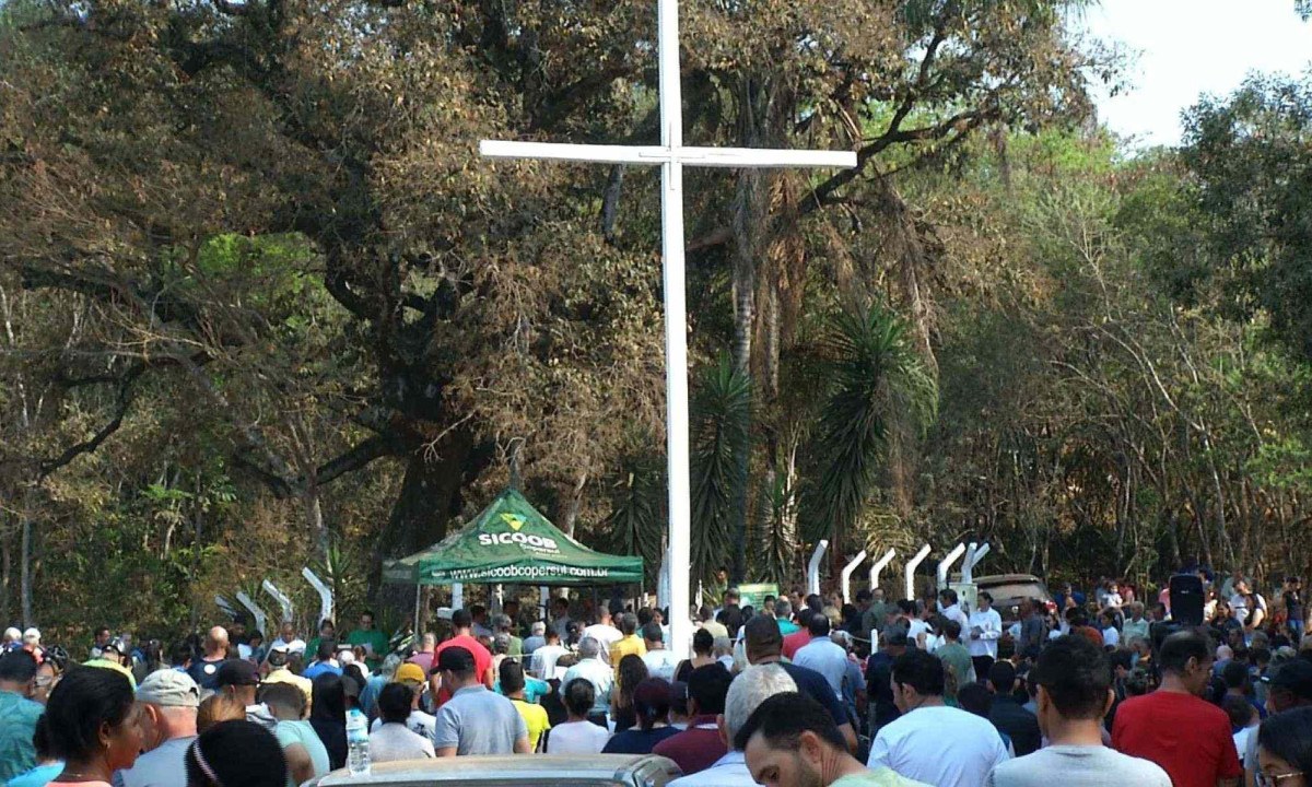 Missa na &aacute;rvore do Padre Victor re&uacute;ne milhares de devotos -  (crédito: Rede de Noticias)