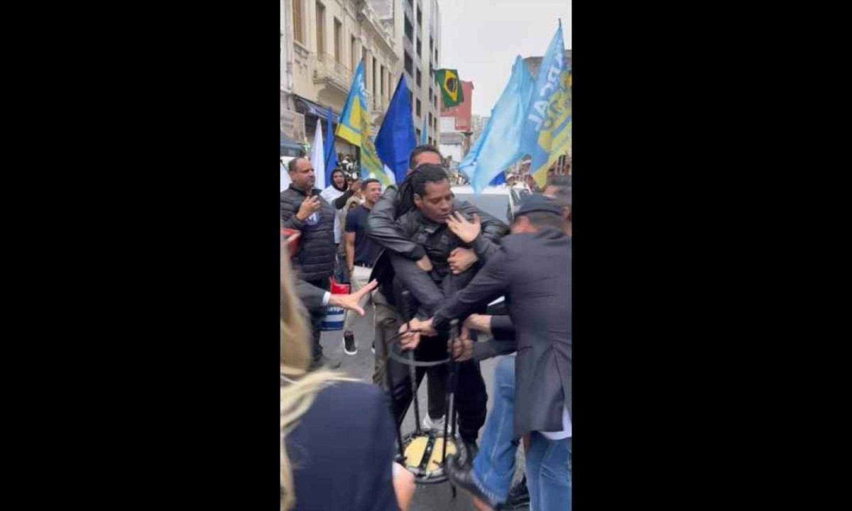 Motoboy leva banco similar ao usado por Datena para atacar Marçal em debate e é contido pelo vereador Rubinho Nunes e apoiadores do autodeclarado ex-coach -  (crédito: Reprodução/Redes Sociais)