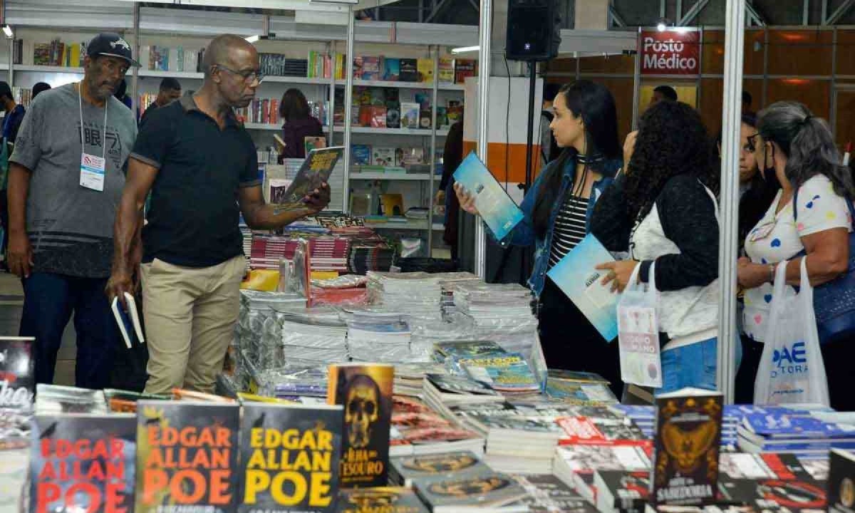 Público prestigiou a Bienal Mineira do Livro 2022 e este ano evento estava previsto para ocorrer agora em setembro ou outubro -  (crédito: Cristiano Machado/Imprensa MG)