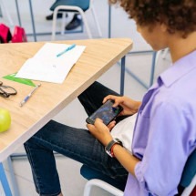 Como pais e educadores devem conversar com crianças e adolescentes sobre uso de celular