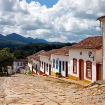 Tiradentes encanta com seu centro histórico repleto de casarões coloniais, ruas de pedra e a Serra de São José como moldura natural (Imagem: rocharibeiro | Shutterstock) -  (crédito: EdiCase)