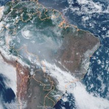 Imagem da Nasa mostra impacto da nuvem de fumaça sobre o Brasil - Reprodução NOAA Satellites