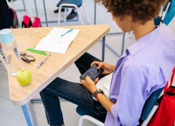 Aluno usando celular em sala de aula; prejuízo para o ensino é grande -  (crédito: Pexels)