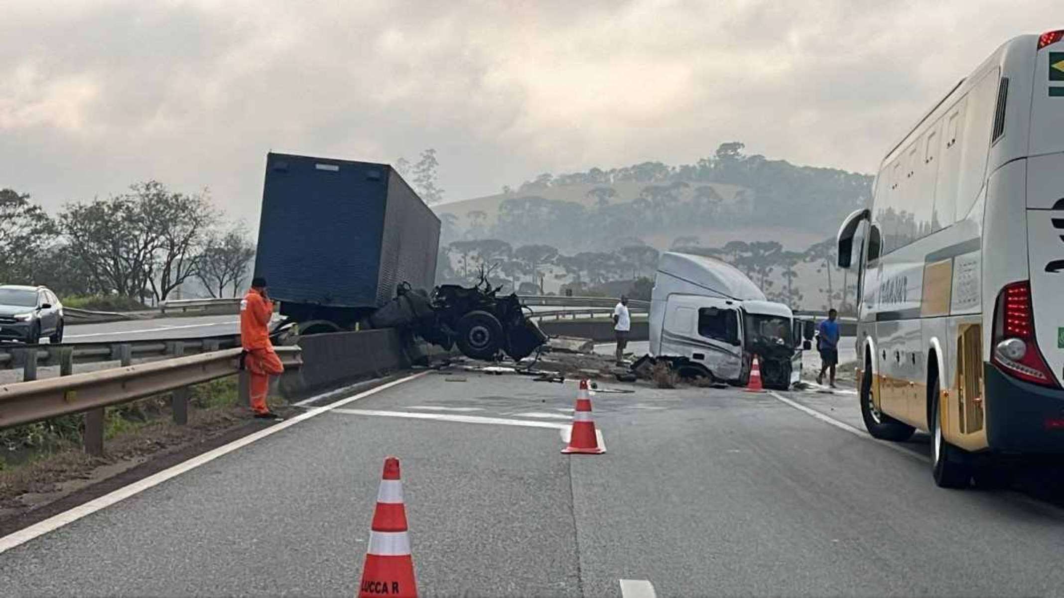 Acidente com carreta complica trânsito na BR-040 na manhã desta segunda-feira (16/9) -  (crédito: Facebook/Reprodução)