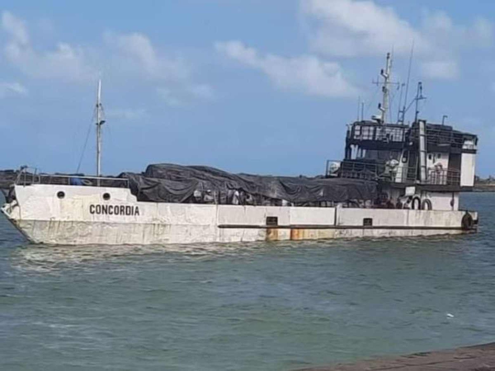 Navio afunda em Fernando de Noronha e cinco estão desaparecidos