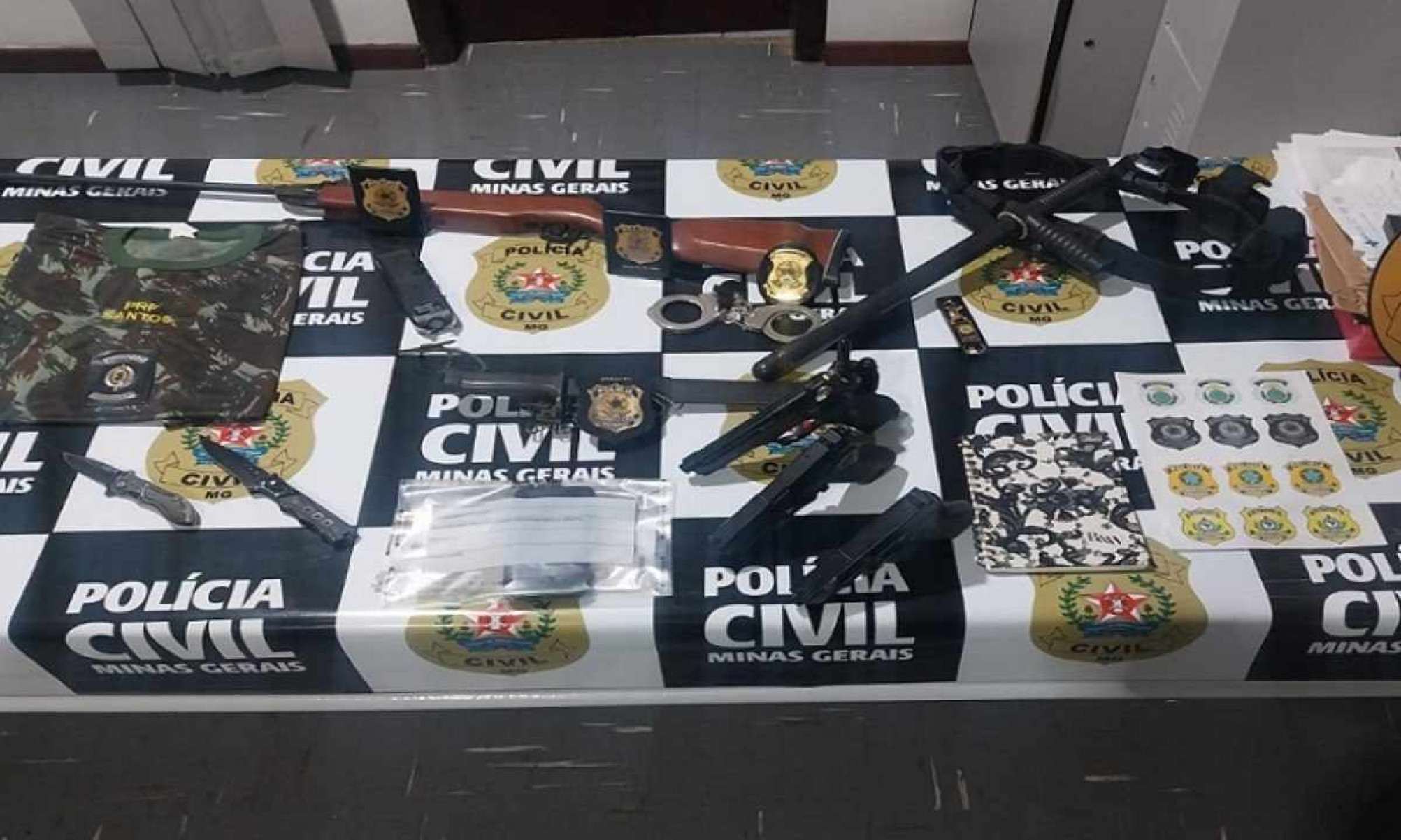 Armas e equipamentos apreendidos com o falso patrulheiro rodoviário -  (crédito: PCMG)