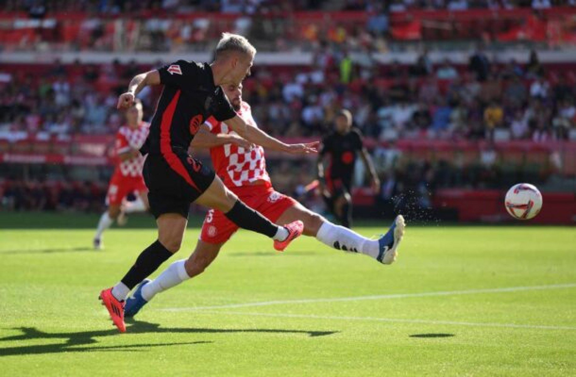 Dani Olmo se lesiona e desfalca o Barcelona na Champions League