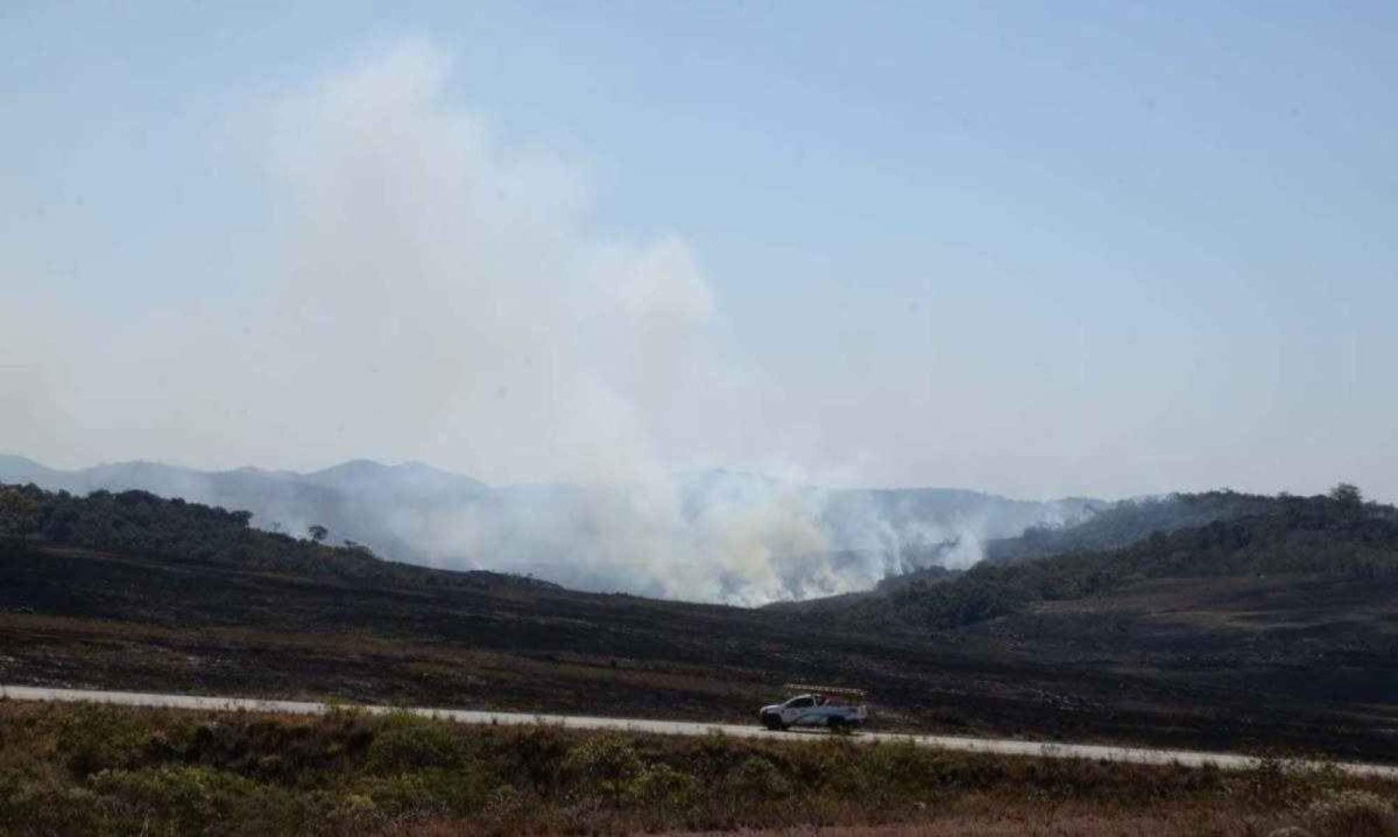 Incêndio de grandes proporções atinge área de preservação na Serra do Cipó