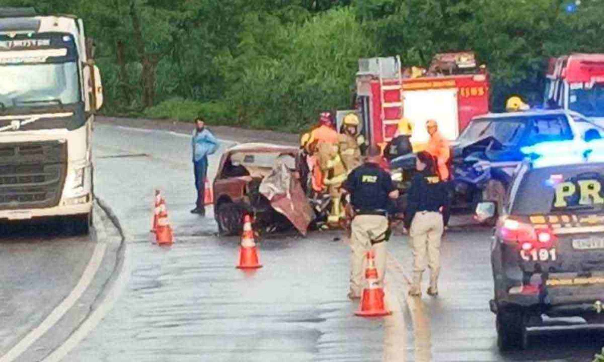 Desastre  -  dois mortos em Timóteo, na BR-381: rodovia divide com a BR-116 posto de mais mortal no início deste ano -  (crédito: Corpo de Bombeiros/Divulgação – 30/01/2024)