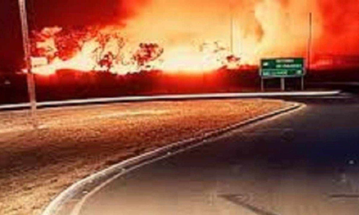 Fogo, segundo a PM, foi de grandes proporções -  (crédito: Instagram)