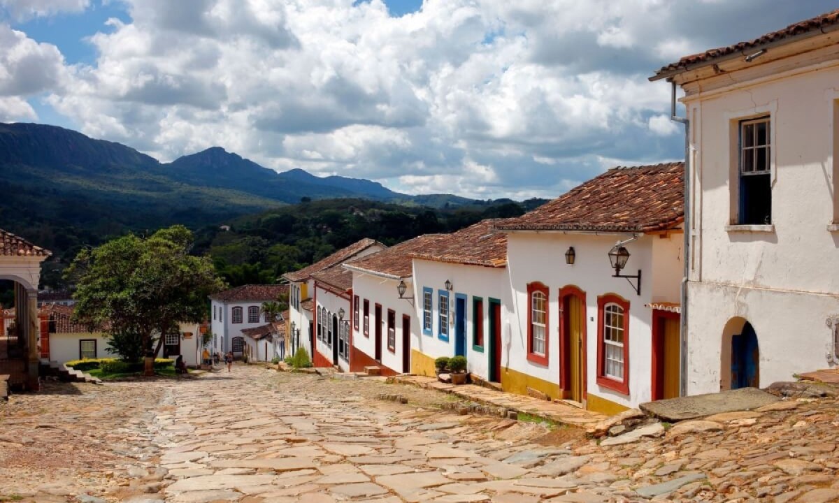 Tiradentes encanta com seu centro histórico repleto de casarões coloniais, ruas de pedra e a Serra de São José como moldura natural (Imagem: rocharibeiro | Shutterstock) -  (crédito: Edicase)