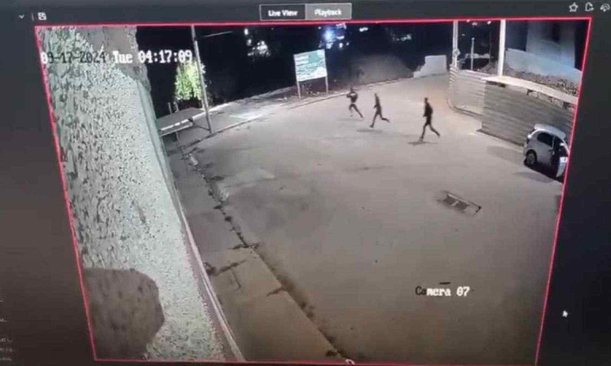 Grupo abandonou carro e fugiu em direção a uma mata depois de assaltar casa em Contagem -  (crédito: PMMG/Divulgação)