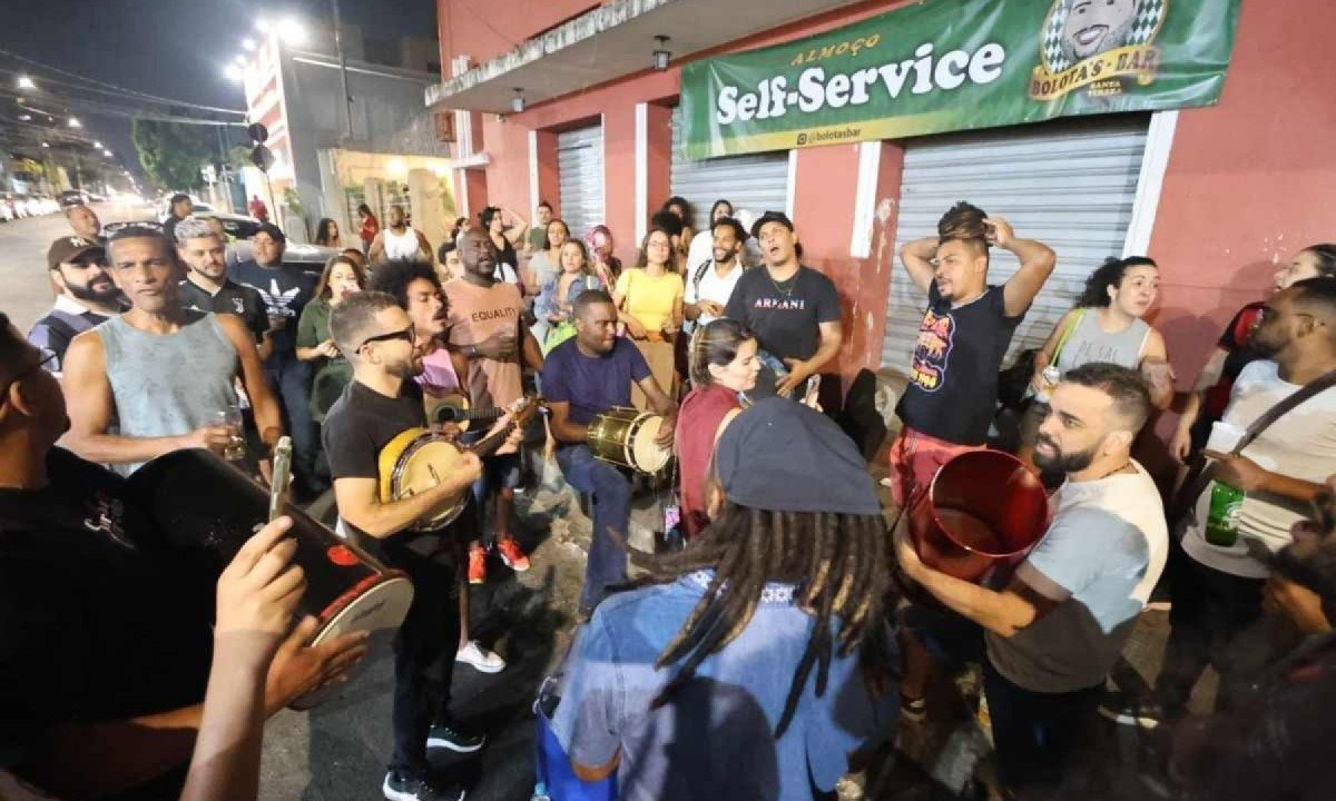 Músicos tocam samba em frente ao Bolota's Bar, no Santa Tereza, para protestar contra sua interdição pela PBH -  (crédito: Marcos Vieira/EM/D.A Press)