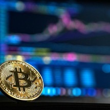 Esquema bilionário que lesou investidores de bitcoins tinha até ator fingindo ser CEO da empresa - Unsplash