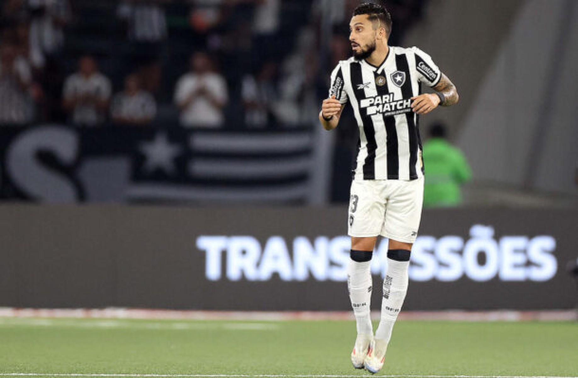 Botafogo tem cautela com lado físico de Alex Telles, que ganhará mais minutagem