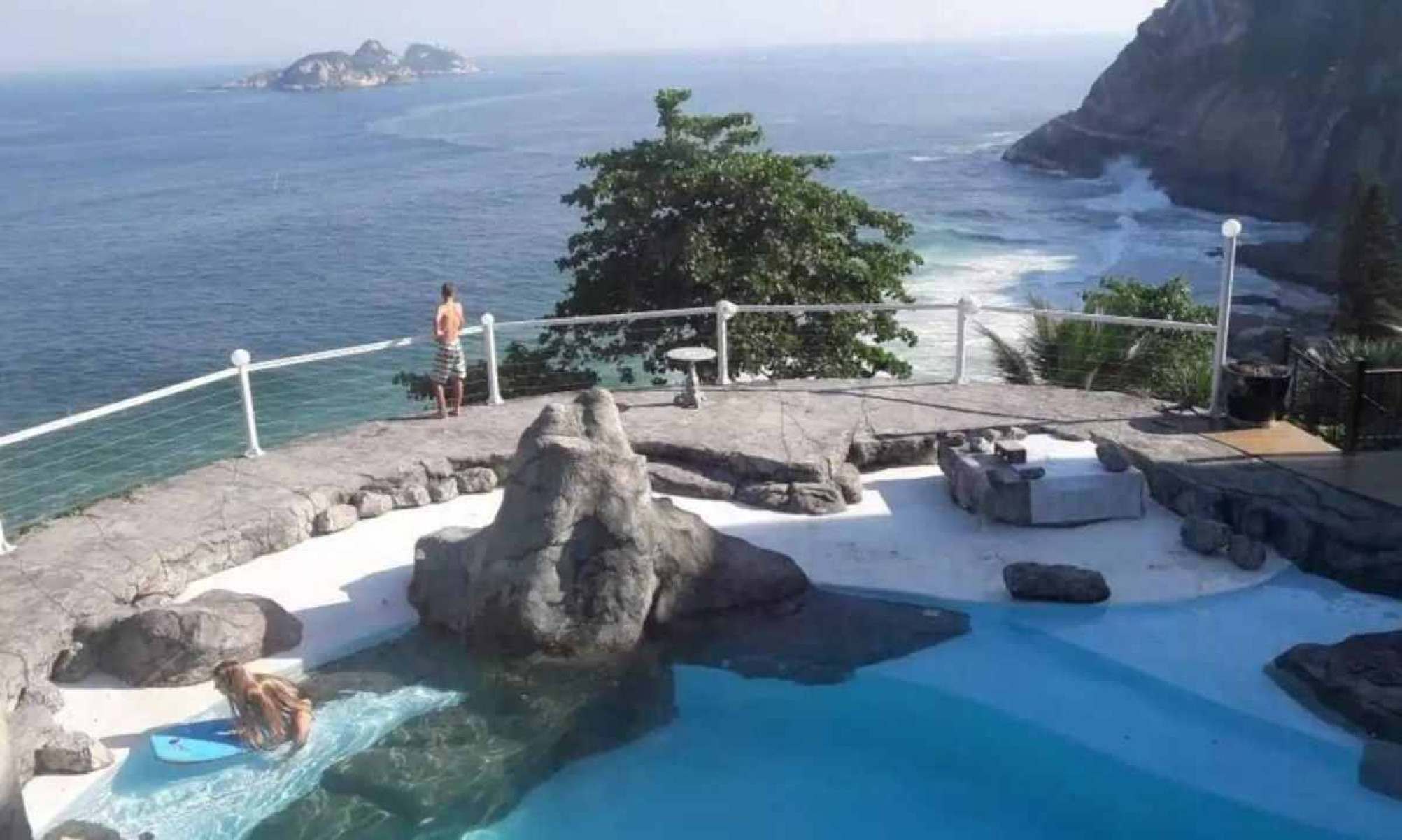 A mansão apresenta uma vista paradisíaca do mar