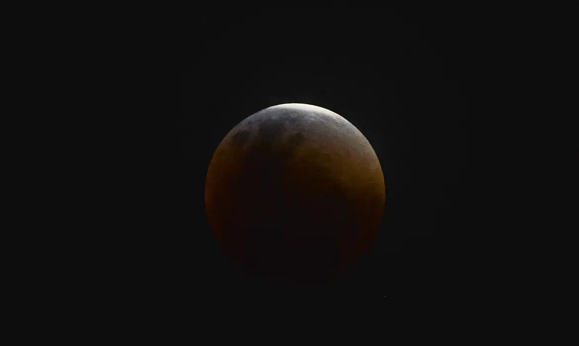 Eclipse parcial da Lua é hoje; veja como assistir pela internet