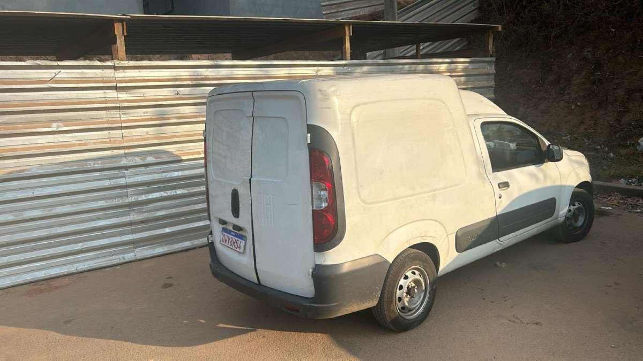 Grupo usou um carro Fiat Fiorino e um Volkswagen Gol para cometer o crime e abandou os veículos durante a fuga Grupo usou um carro Fiat Fiorino e um Volkswagen Gol para cometer o crime e abandou os veículos durante a fuga