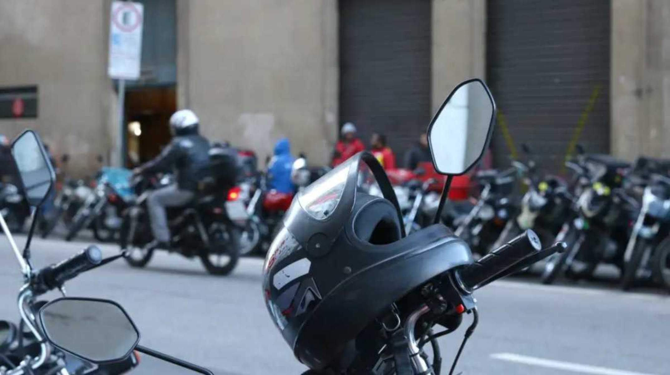 Selfie de capacete camada adicional de checagem para o equipamento obrigatório -  (crédito: Rovena Rosa/Agência Brasil)