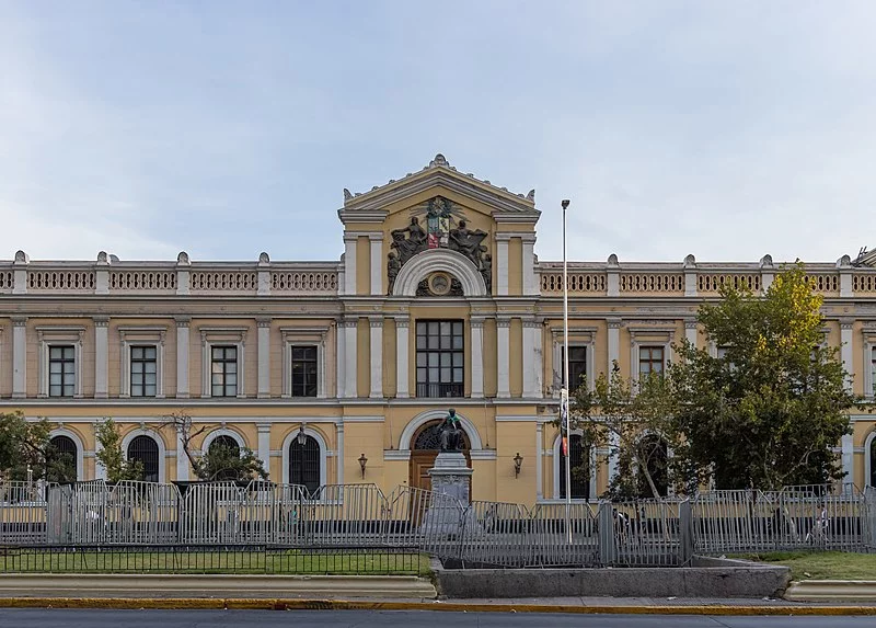 No dia 17 de setembro de 1842, foi fundada a Universidade do Chile, a mais antiga em atividade no país andino. 
 -  (crédito: Rjcastillo/Wikimedia Commons)