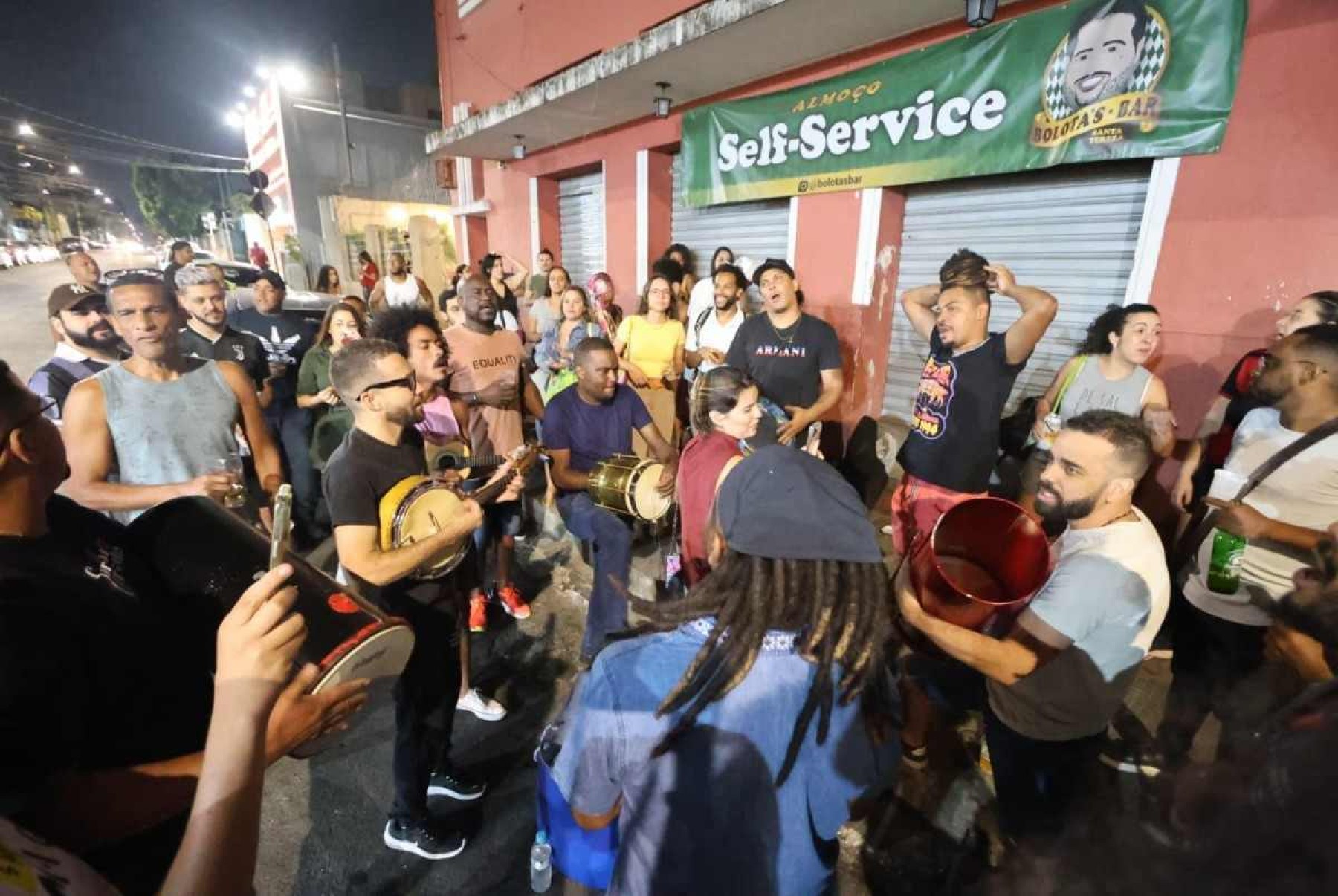 Clientes se unem para protestar contra interdição de bar no Santa Tereza