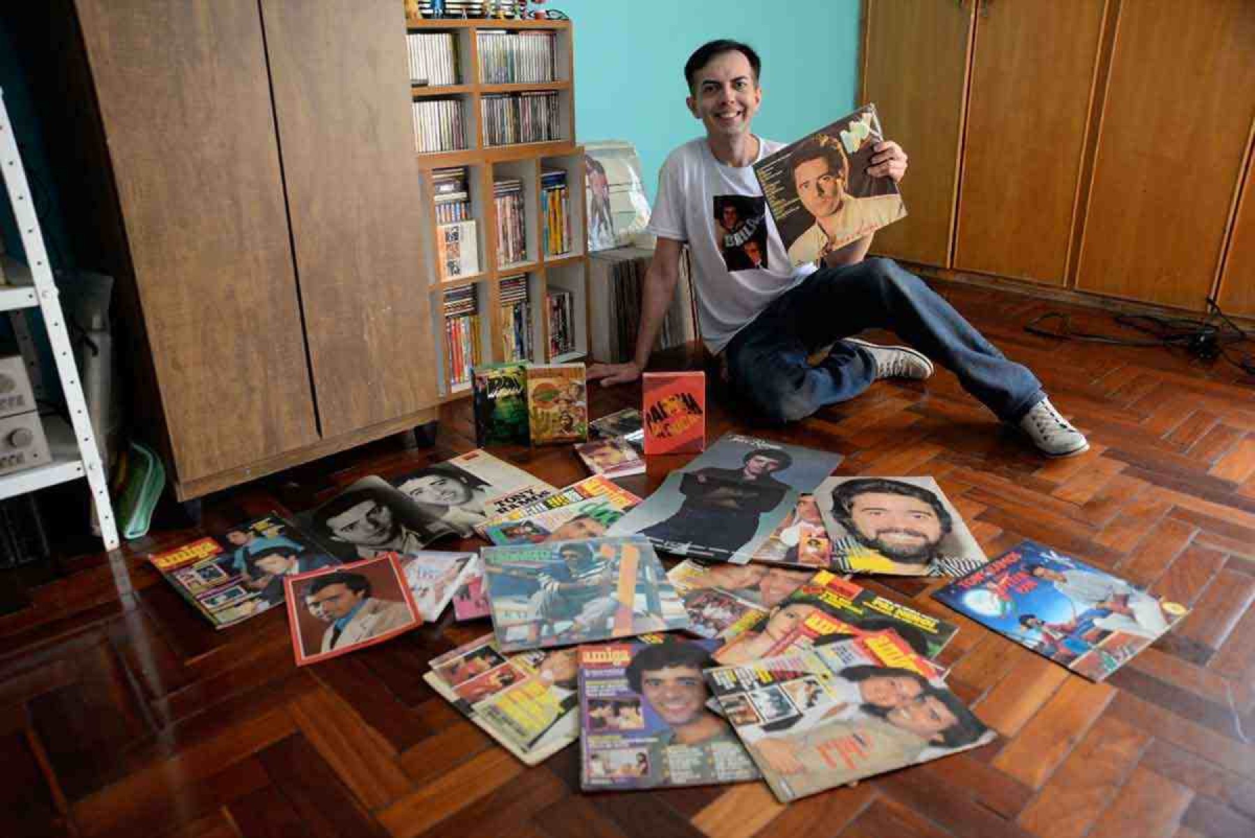  Rodrigo de Oliveira coleciona fotos, pôsteres e revistas sobre Tony Ramos em sua casa, no Cidade Nova -  (crédito: Túlio Santos/EM/D.A.Press)