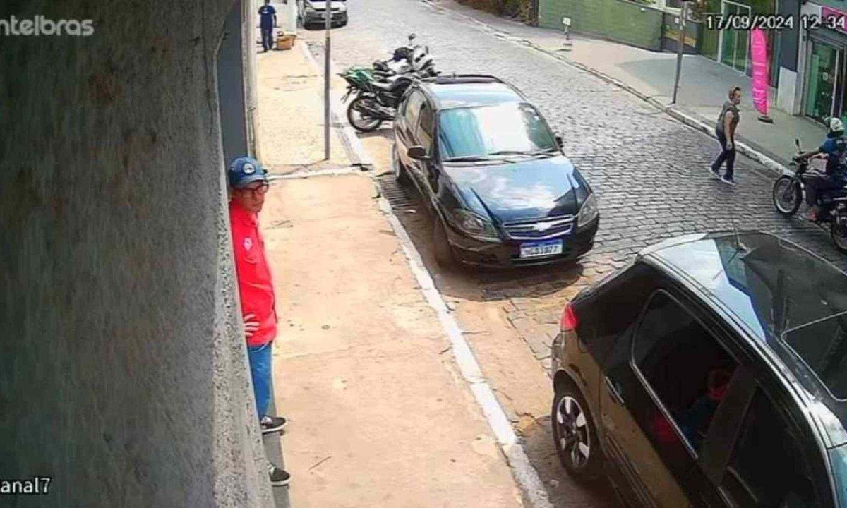 Câmera flagrou o momento em que motociclista sem habilitação atropelou idosa em Nova Lima -  (crédito: TV BANQUETA/Divulgação)
