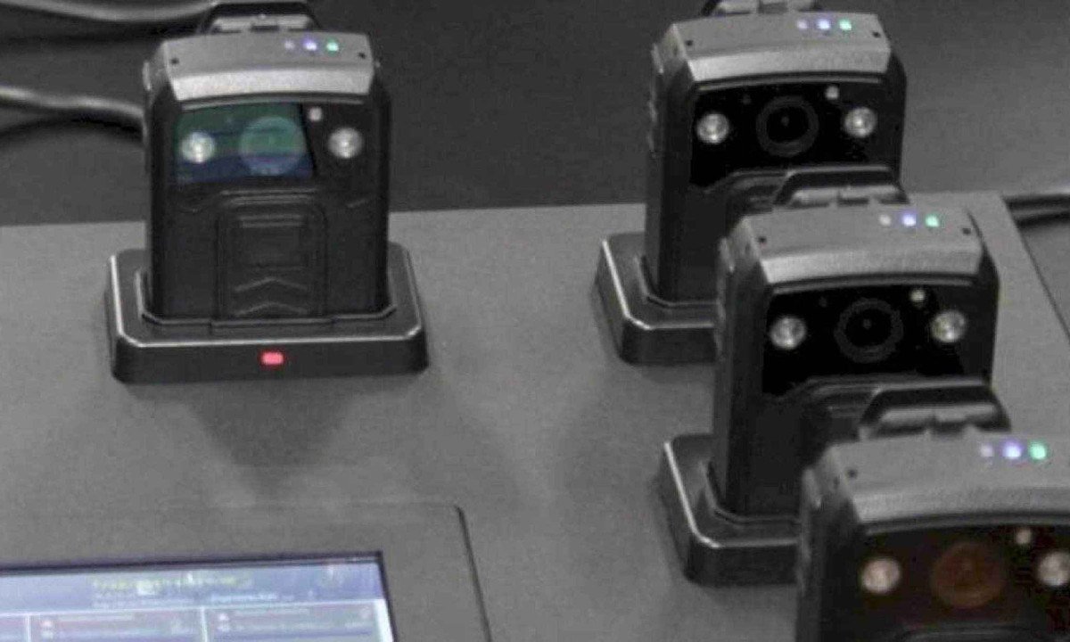 Câmeras corporais usadas pela Polícia Militar de Santa Catarina estariam defasadas -  (crédito: Divulgação/PM-SC)