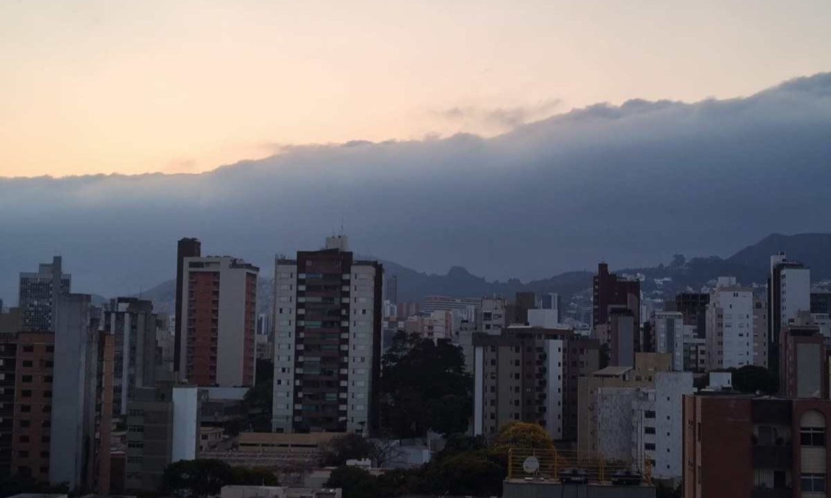 Céu amanheceu com nuvens nesta quarta-feira (18/9) em Belo Horizonte -  (crédito: Benny Cohen/E.M./D.A. Press)