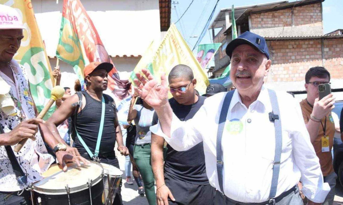 Fuad Noman esteve hoje no Bairro Mariano de Abreu para vistoriar obras de contenção de encostas -  (crédito: Gladyston Rodrigues/EM/D.A Press)