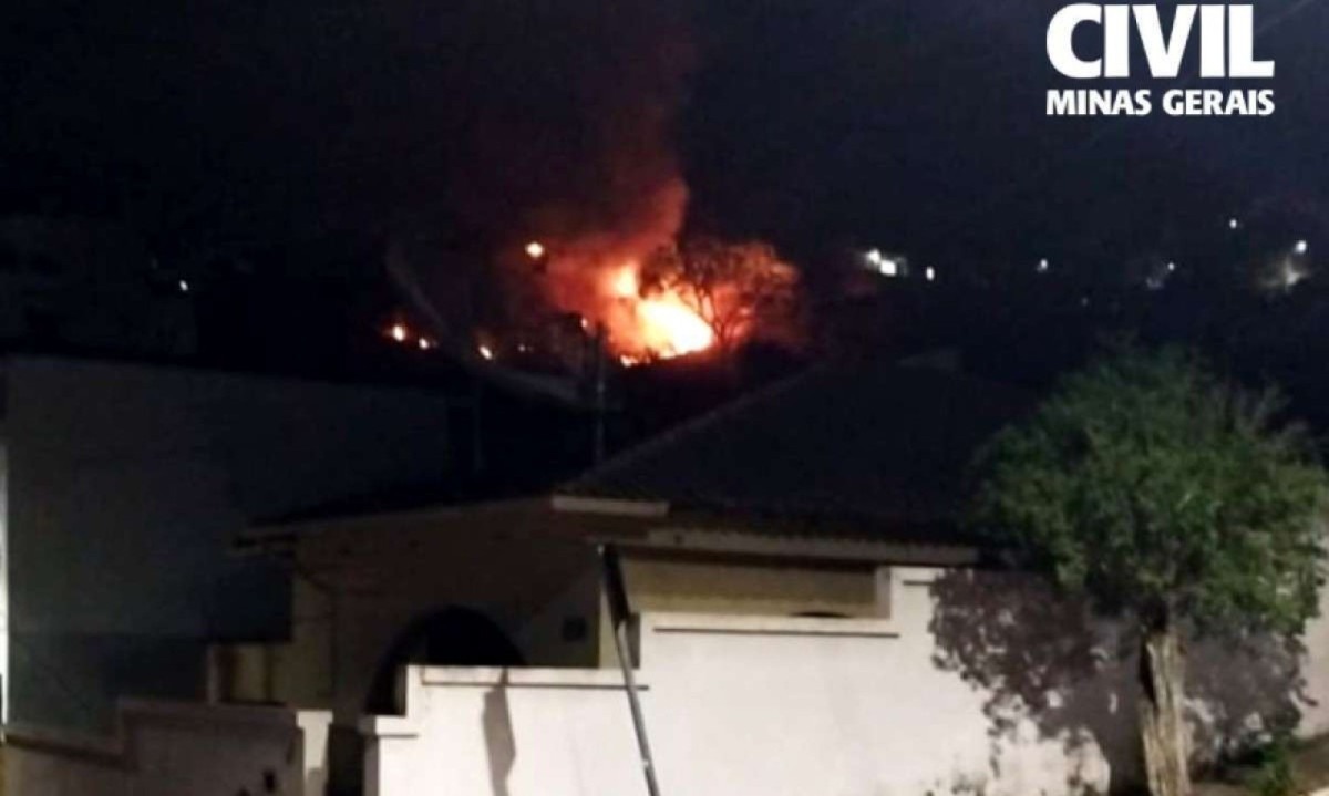 Incêndio foi iniciado na noite do último dia 8 e foi controlado na manhã do dia seguinte -  (crédito: PCMG/Divulgação)