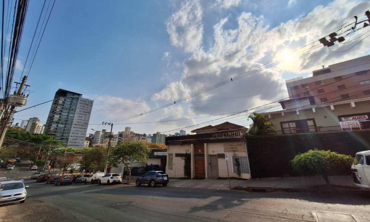 Nas redes sociais, usuários afirmaram ter visto algo parecido com chuva no Bairro Gutierrez. No entanto Defesa Civil afirmou que não houve registros
 -  (crédito: Túlio Santos / EM / D.A Press)