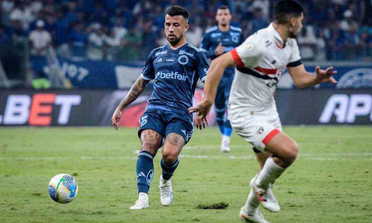 Dos contratados pela Raposa na última janela de transferências, volante Matheus Henrique tem mostrado o melhor futebol -  (crédito: Gustavo Aleixo/Cruzeiro)