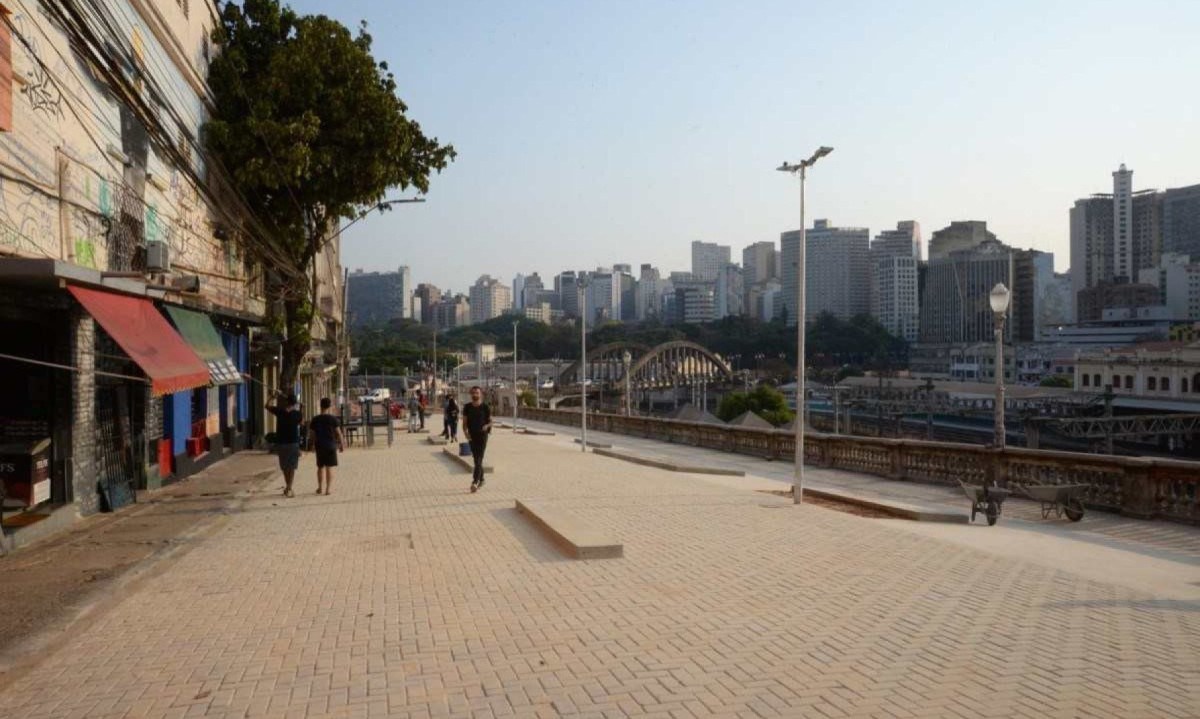 A cesso do primeiro trecho em obras da Rua Sapucaí, no Centro de BH, é liberado -  (crédito: Túlio Santos/EM/D.A Press)