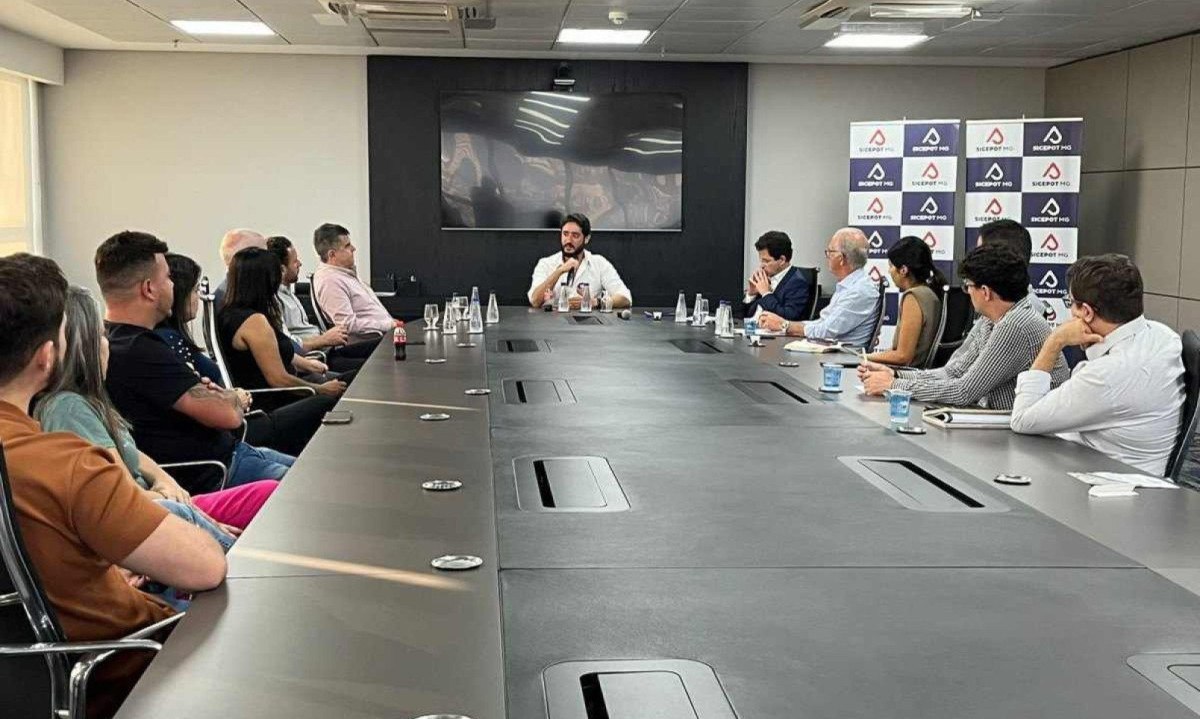 Gabriel, candidato do MDB, cumpriu agenda com representantes dos sindicatos da Indústria da Construção Pesada (Sicepot-MG) e da Construção Civil (Sinduscon)

 -  (crédito: DIVULGAÇÃO)