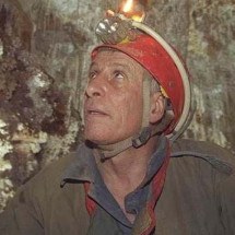 O que cientista que morou em caverna no escuro e sem saber as horas revelou sobre nossa relação com o tempo - BBC