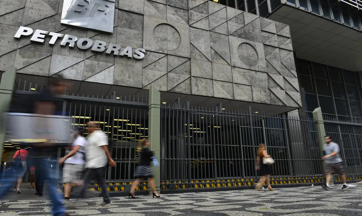 Petrobras atinge marca de 1 milhão de acionistas individuais na bolsa -  (crédito: EBC)