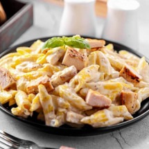 Penne cremoso com frango (Imagem: MOUTASEM PHOTOGRAPHY | Shutterstock) -  (crédito: EdiCase)