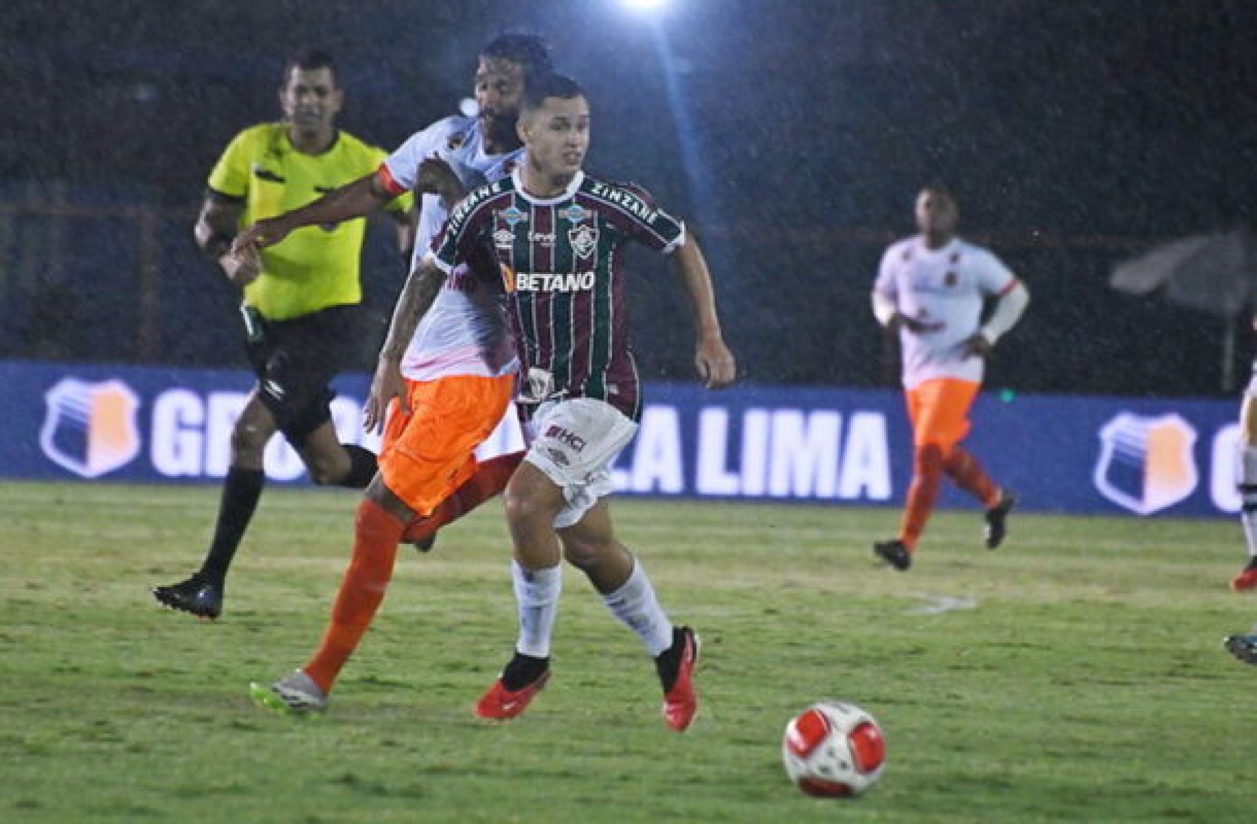 Arthur, do Fluminense, se pronuncia sobre acusação de injúria racial: ‘Consciência tranquila’