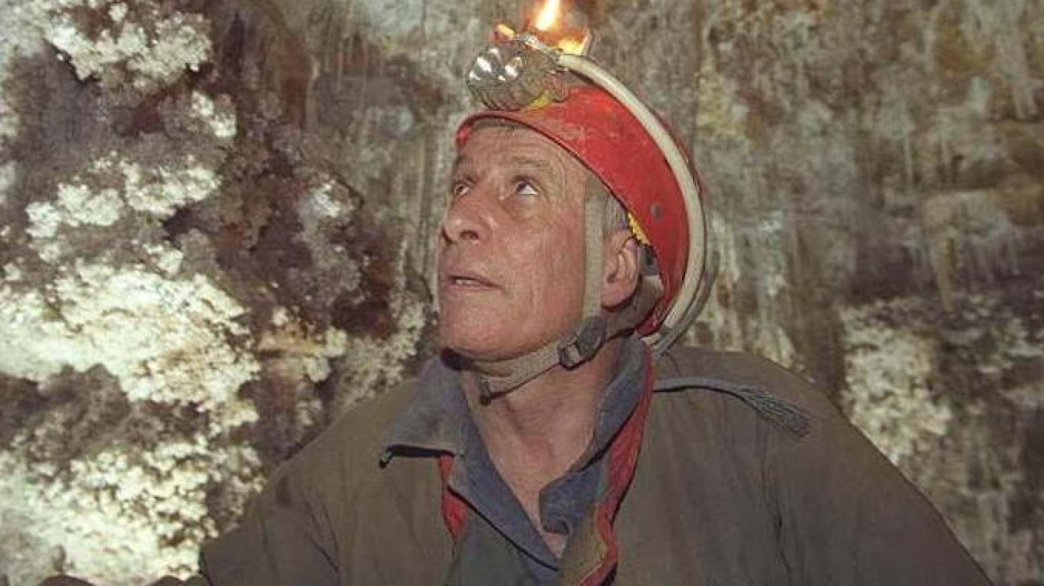 O que cientista que morou em caverna no escuro e sem saber as horas revelou sobre nossa relação com o tempo