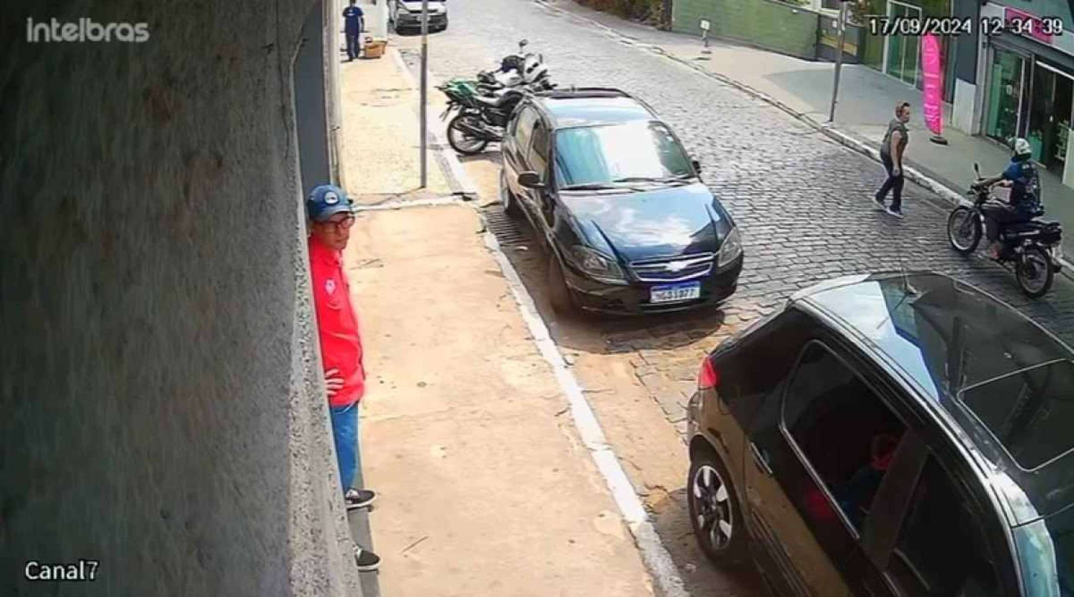 Câmera flagra momento em que motociclista atropela idosa em Nova Lima