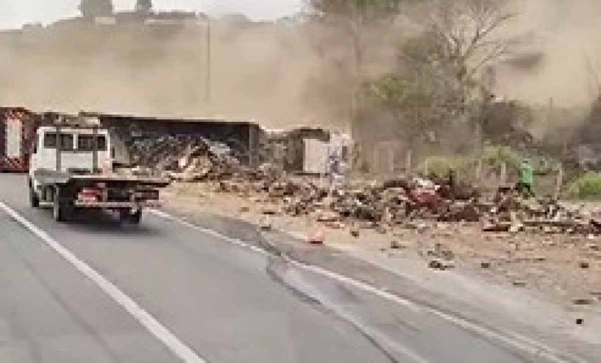 Carreta tombou na pista sentido São Paulo na altura da cidade de Carmo da Cachoeira -  (crédito: Redes Sociais/Divulgação)