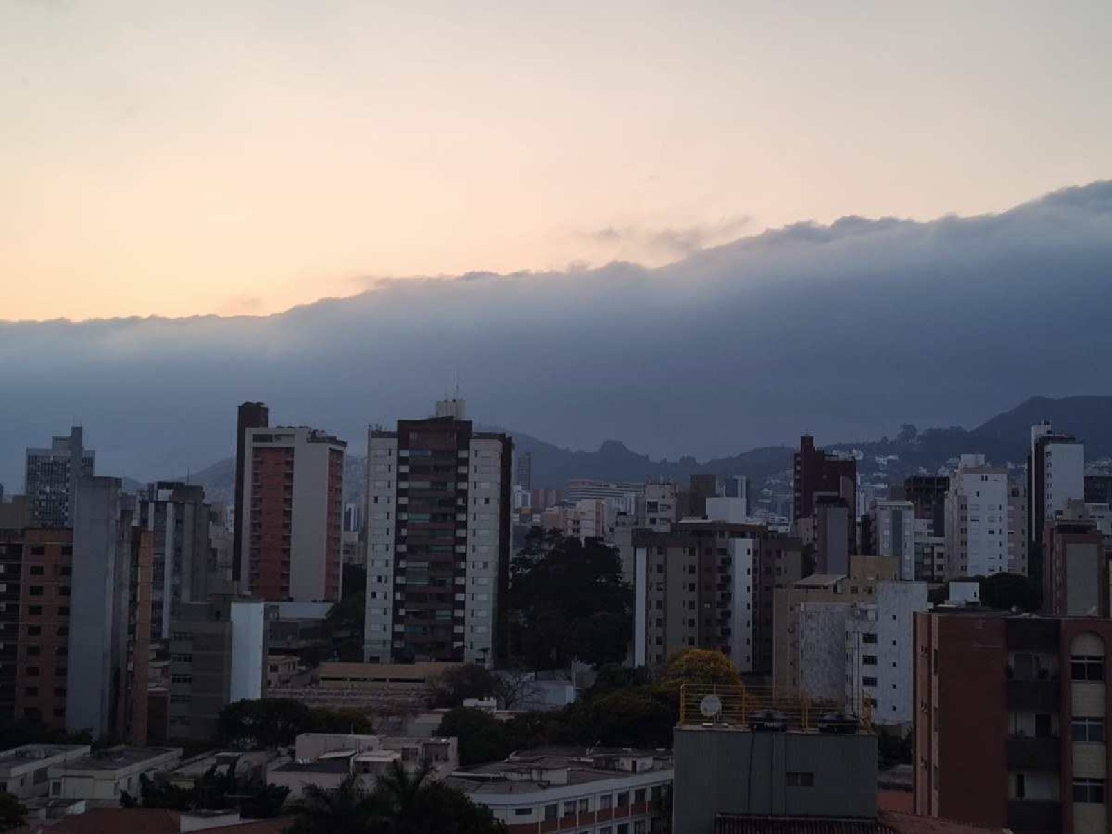 Céu amanheceu com nuvens nesta quarta-feira (18/9) em Belo Horizonte -  (crédito: Benny Cohen/E.M./D.A. Press)