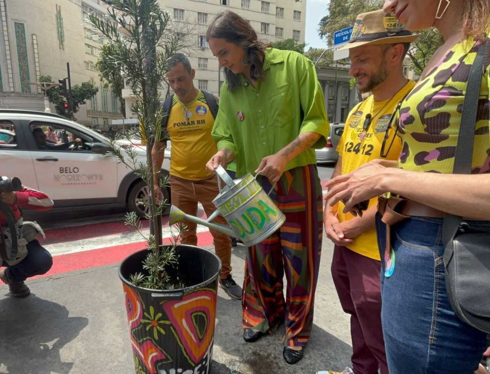 Duda Salabert (PDT) regou mudas no centro de Belo Horizonte em agenda de campanha -  (crédito: Fernanda Tubamoto/EM/D.A Press)