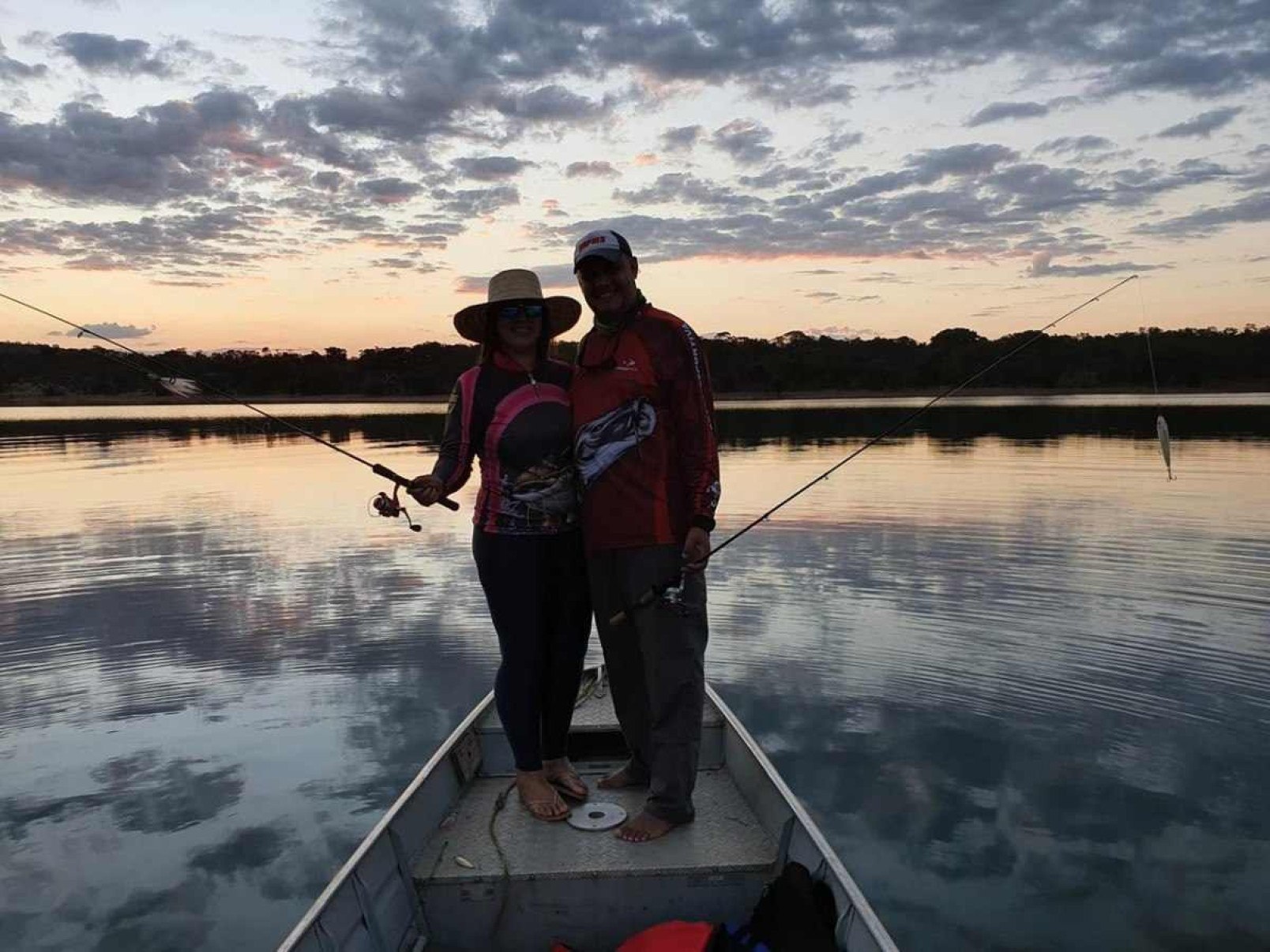 Casal Rafael Freitas e Lorena Rodrigues pratica pesca esportiva em Três Marias