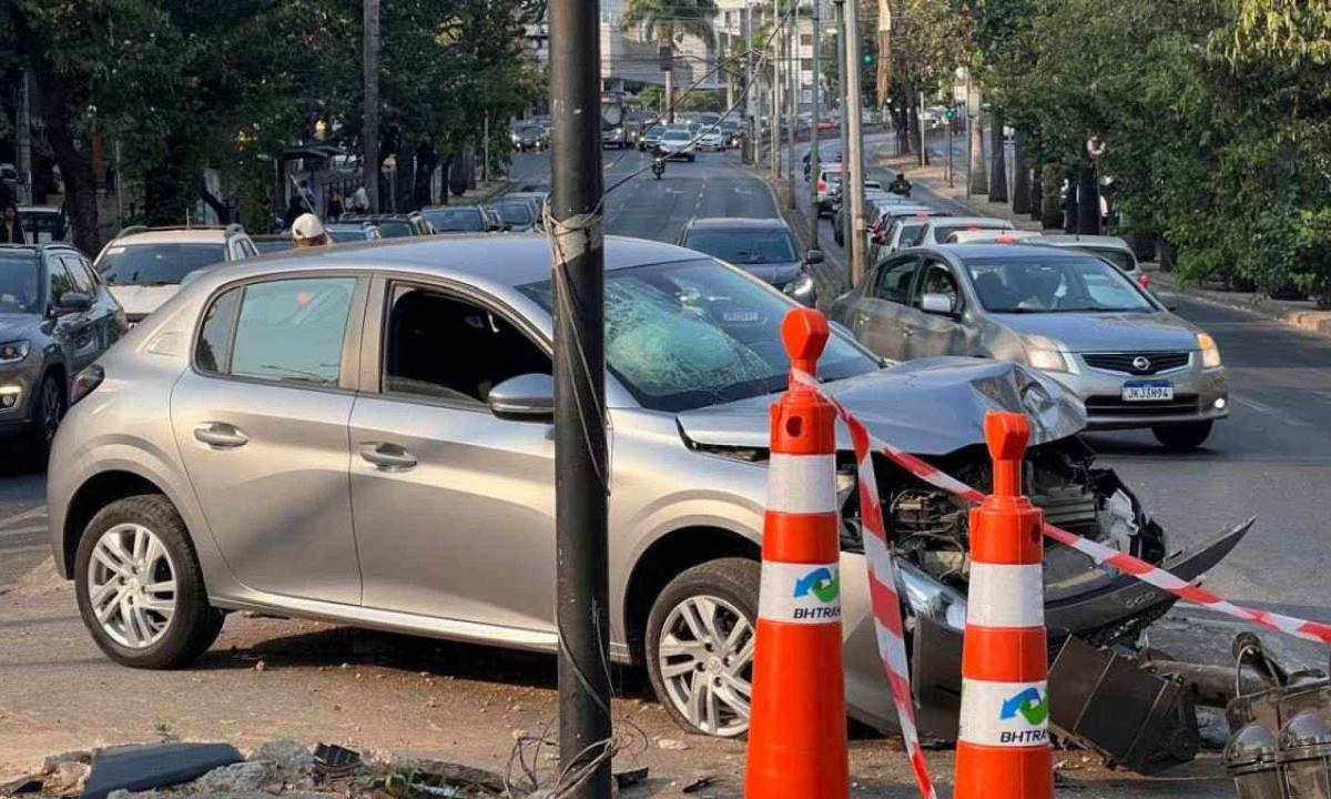 Motorista invadiu canteiro central e derrubou sinal de trânsito na Avenida Nossa Senhora do Carmo -  (crédito: Edesio Ferreira/EM/D.A Press)