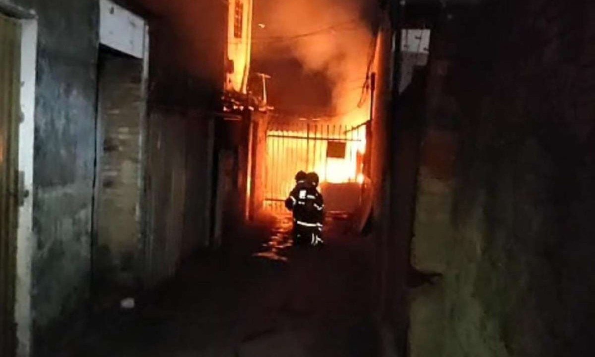 Os bombeiros chegaram ao local e se depararam com chamas amea&ccedil;ando resid&ecirc;ncias vizinhas -  (crédito: Divulga&ccedil;&atilde;o / Corpo de Bombeiros)
