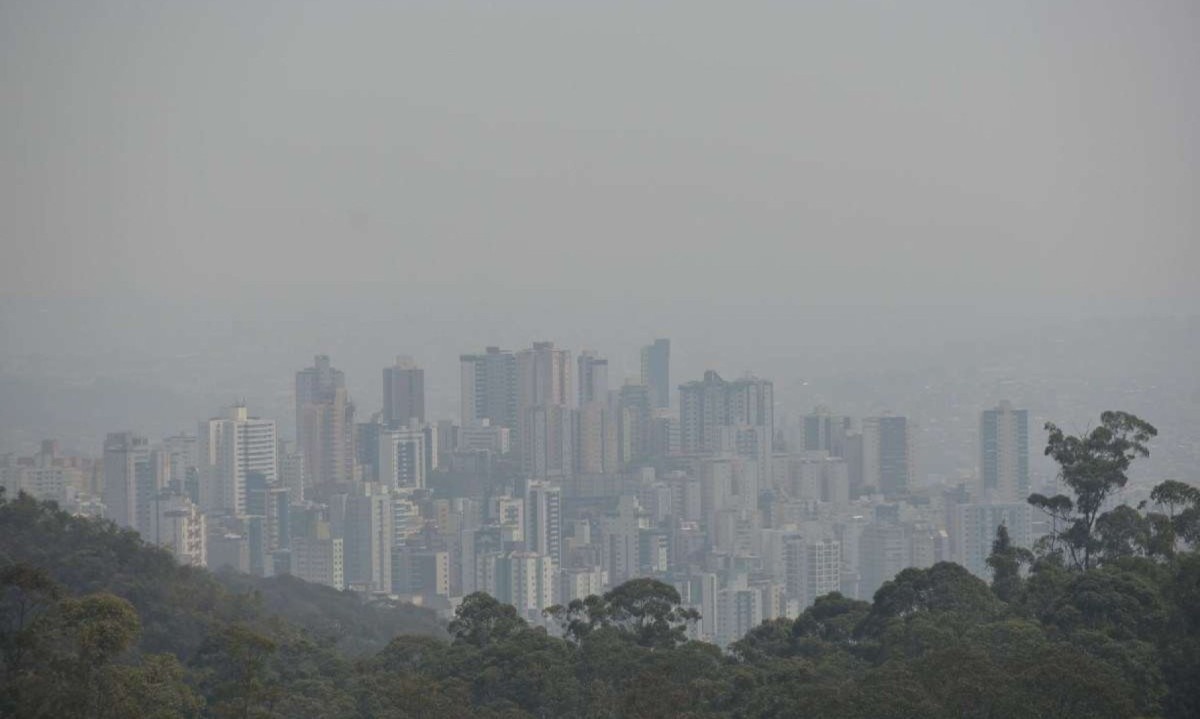 Nos primeiros dias de setembro, o c&eacute;u ficou 'esfuma&ccedil;ado' -  (crédito: Leandro Couri / EM / D.A.Press)